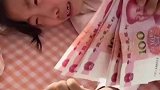 宝妈告诉女孩压岁钱过期了，女孩一看忍不住大哭
