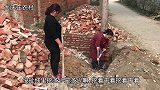 农村婆媳挖院墙地基，公爹忙着安装水罐，一家人忙忙碌碌又一天