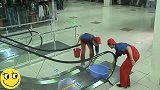 国外恶搞：男子在商场对客人恶作剧，这盆真有这么难跨吗？