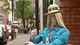 国外恶搞，路人用针给服装模特扎标签