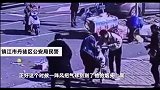 江苏镇江一公园，几十个氢气球突然爆炸，造成1大人1小孩受伤。卖气球的小贩随后逃离现场。