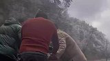男子开机车跑山路，不料路面结冰了