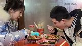 哥哥本来想让妹妹把肉留给她自己吃，没想到妹妹这是一点也不客气啊