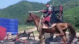 拍戏现场，看到替身演员的一刻，摔得可不轻