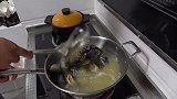 山东煎饼卷鲍鱼，一张煎饼卷五头鲍鱼，这个吃法有点奢侈