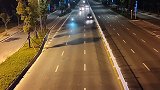 你们看看这些超速的摩托车，是不是太危险了，仗着车小就到处穿！