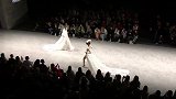 时尚走秀：欧美金发美女走秀，身材有致，衣美人更美