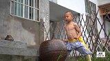 太极掌打水缸，没有功夫是打不出水花的，7岁小萌娃功夫很深