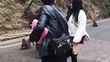 调皮的猴子，爬游客玩