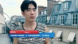 井柏然晒钱开逸校服照，穿一身蓝白校服清爽帅气，少年感好强