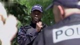 警察在大叔背后搞怪，结果大叔打到太太，路人表情太真实了