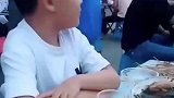 吃烧烤偶遇班主任，孩子：这烧烤顿时就不香了