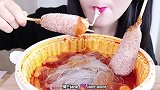 小姐姐吃粉丝炸热狗，可以拉很长的丝