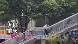 重庆一外卖小哥停下送餐脚步，背老人过天桥