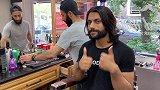 小哥的长头发感觉很邋遢，剪掉后，帅气的颜值瞬间回来了！