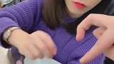 伸两根手指跟小野比心，不愧是直女的代表，她上辈子肯定是男生！