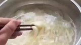 煮面的时候突然掉了块墙皮到锅里，快乐一下就没了