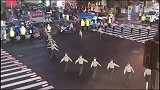 武警小哥变身拉链式人墙,这么帅气也只有军人哥哥能办到