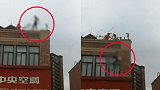 男子因情感问题激动跳下天台 落至救生气垫获救