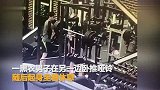男子健身房坐着休息 险遭杠铃片砸头吓破胆_超清