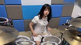 美女架子鼓演奏，旋律欢快节奏感十足，太养眼了