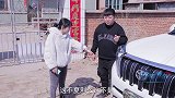 美女假借路边豪车讹小伙3000元，不想钱刚到手，真正车主出现