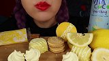 美女试吃柠檬甜点组合