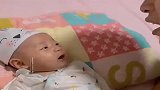 宝宝发高烧了，但还是不忘跟爸爸唠嗑，好像在跟爸爸诉苦呢