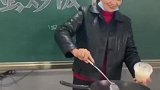 劳动教育课上，老师教同学们炒蛋炒饭