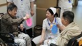 护士小姐姐人长得漂亮，还这么有爱心，画面太温馨了