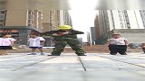 民间高手在工地跳霹雳舞，后面的小朋友都看呆了