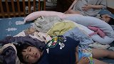 两个熊孩子模仿妈妈怀孕阵痛的样子，生儿子就是这么的不着调！
