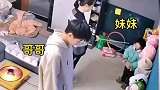 妹妹总是乱丢东西，被妈妈教训