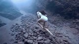 窒息！美女抱着石头在哥伦比亚进行了一次完美的自由潜水