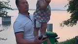 爸爸托着女儿，满满的责任感