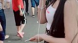 姑娘唱歌太好听了，路人都忍不住回头，求歌名