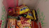小伙背着书包逛超市，书包装满了零食老板一分钱都没收