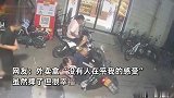 男子骑摩托带妻子让其搂住腰，妻子偏不听还催促快走，下一秒悲剧了