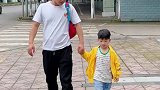 接侄子放学回家的路上，路人看到我们就笑