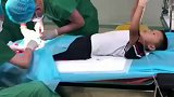小朋友手术台上玩游戏，这下感觉一点也不痛了