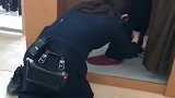在日本商场买裤子,营业员是这样为你服务的.