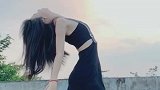 小姐姐在夕阳下表演才艺，时间定格那一瞬间太美了
