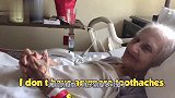 小娃忽然看见没牙的奶奶很惊讶，天真地发问，奶奶的反应好玩了