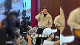 许光汉出席慰问活动，深情演唱方大同的《红豆》，嗓音温柔超治愈