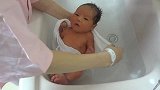 让新生儿最舒服的洗澡方法，加一条毛巾宝宝就会充满安全感！