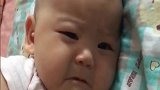 宝宝半夜不睡觉，妈妈说再不睡就挨打，宝宝的反应妈妈哭笑不得