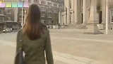 国外恶搞：路人无辜被陷害占便宜，女子回头很生气！