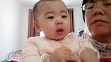 孙子就是奶奶的心肝宝贝。六盘山区奶奶看孙子的每个动作都可爱。