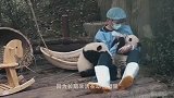 可爱的熊猫宝宝被饲养员当成桌子，这国宝也当得太随意了