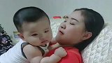 只要美女小姨一来，儿子就“树袋熊”上身，你让爸的脸往哪放